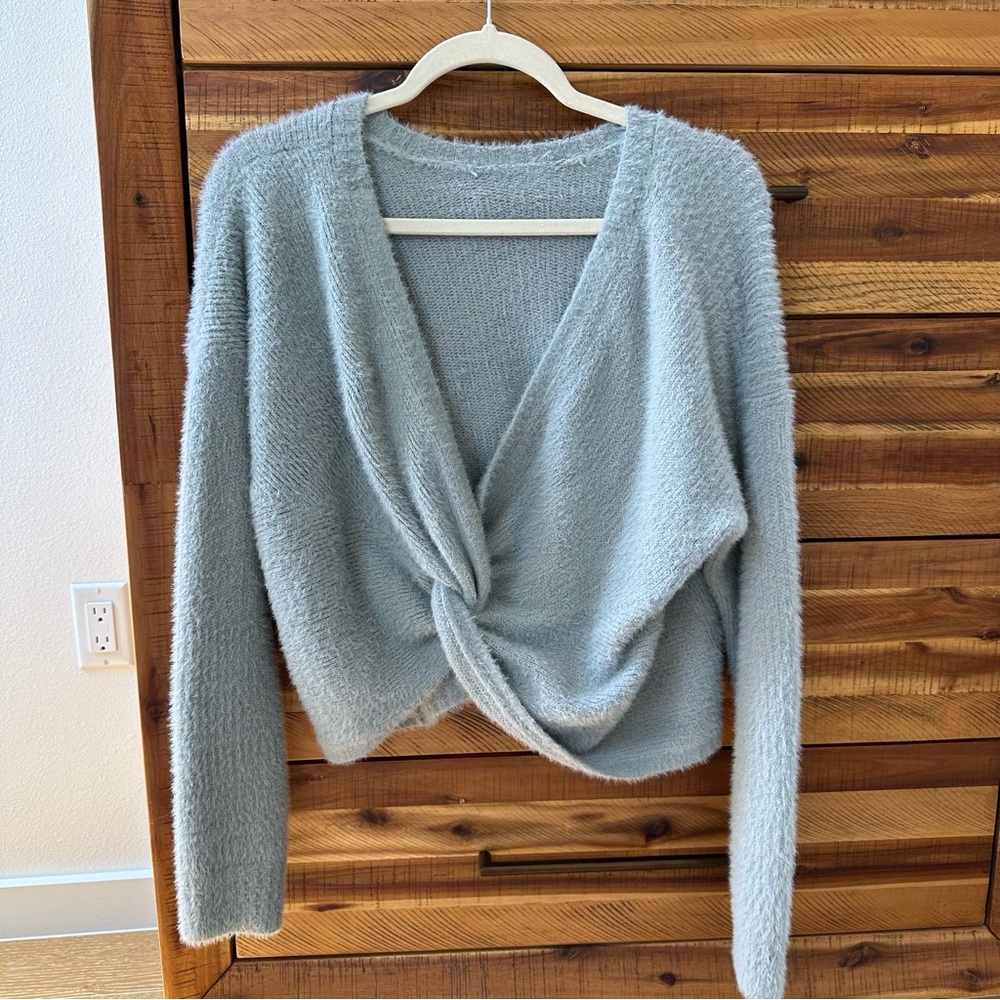 Hollister | cropped sweater in gray - size Small